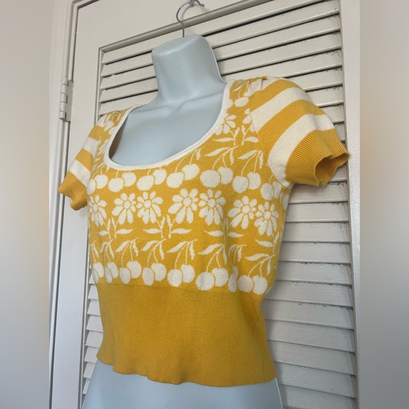 Maeve by Anthropologie Knit Floral  Cherry Pattern Crop Top Size XS Yellow White - Picture 5 of 13